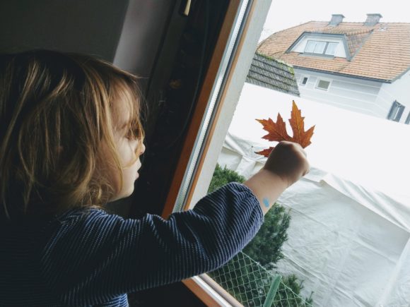 Herbstliche Fensterdeko mit Kleinkindern basteln